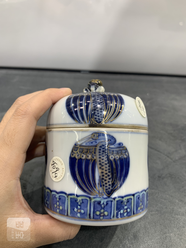 清晚期青花描金团鹤纹寿桃形钮盖盒 - 图2